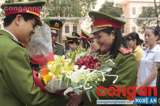 Đồng chí thượng tá Nguyễn Đức Hải tặng hoa cho các đội tham dự giải