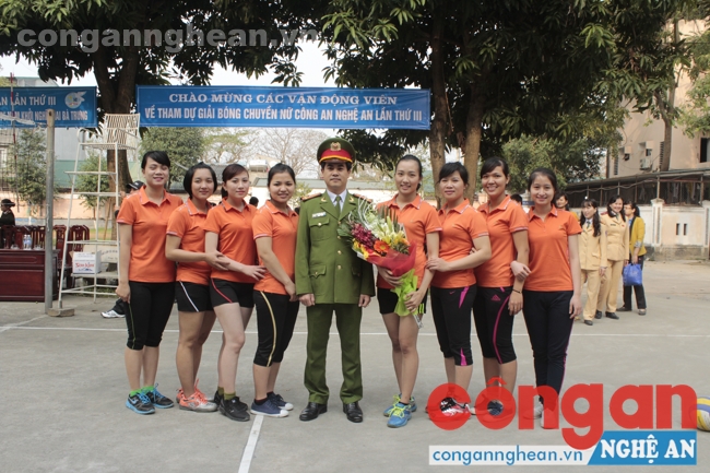 Đồng chí thượng tá Nguyễn Đức Hải, Phó giám đốc Công an tỉnh chụp ảnh lưu niệm cùng các cầu thủ