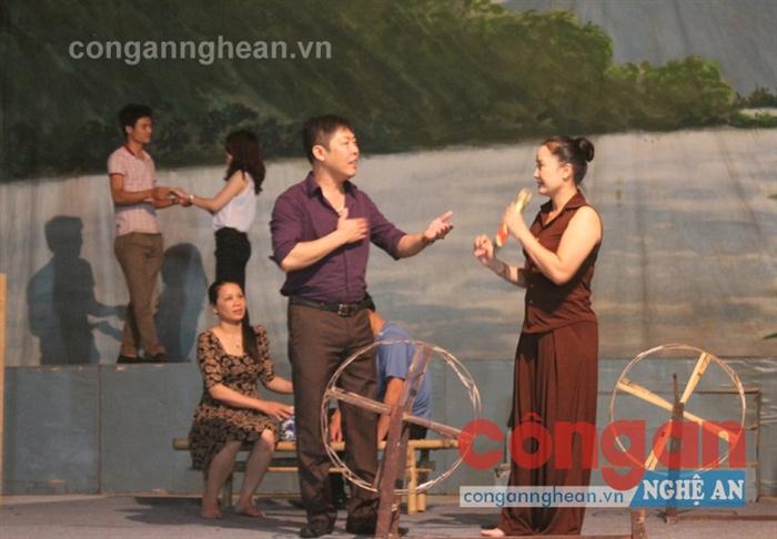 NSND Hồng Lựu say sưa “thổi hồn”  vào những làn điệu dân ca ví, giặm