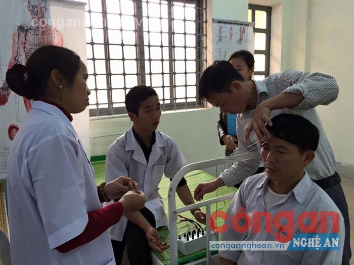 Thực hành khám chữa bệnh tại Trường Trung cấp y dược miền Trung