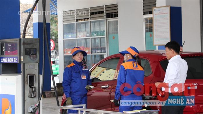 Người dân Nghệ An đang phải mua xăng, dầu với giá cao hơn so với một số địa phương khác