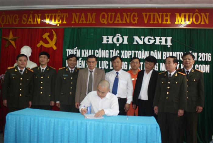 Đại diện lãnh đạo các phòng, ban và các trạm của Chi nhánh lưới điện ký cam kết thi đua.