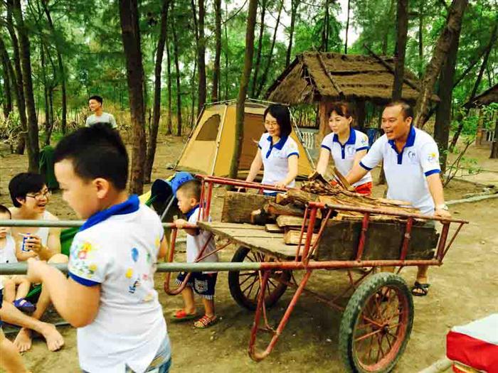 Bố mẹ và con cái trong câu lạc bộ FFK chở củi trong lần offline về cắm trại hè