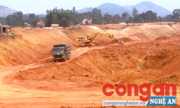  Hồ chứa nước bản Mồng, hệ thống đầu mối tại xã Yên Hợp, huyện Quỳ Hợp - công trình thuỷ nông lớn nhất khu vực Bắc miền Trung đang được khẩn trương thi công