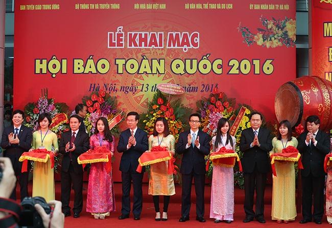 Trưởng Ban Tuyên giáo Trung ương Võ Văn Thưởng, Phó Thủ tướng Vũ Đức Đam cùng lãnh đạo Hội Nhà báo Việt Nam cắt băng khai mạc Hội Báo toàn quốc 2016.