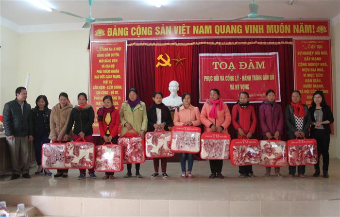 Ban tổ chức lớp tập huấn tặng quà cho chị em phụ nữ xã Đôn Phục