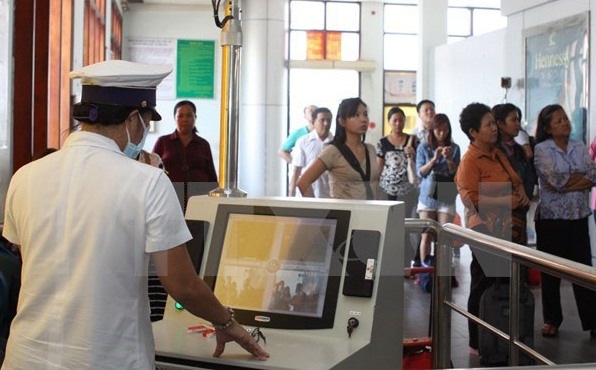 Kiểm tra thân nhiệt khách nhập cảnh ở cửa khẩu nhằm phòng, chống dịch bệnh Zika - Ảnh minh họa