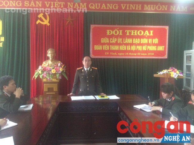 Lãnh đạo đơn vị trả lời thắc mắc của đoàn viên, thanh niên
