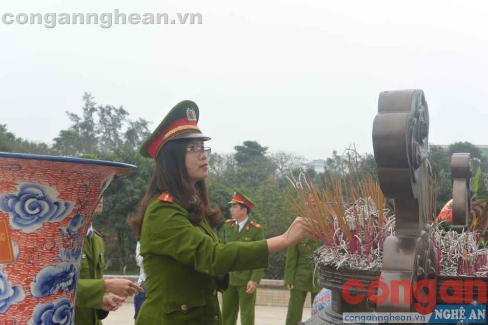 Dâng hương phần mộ các liệt sĩ