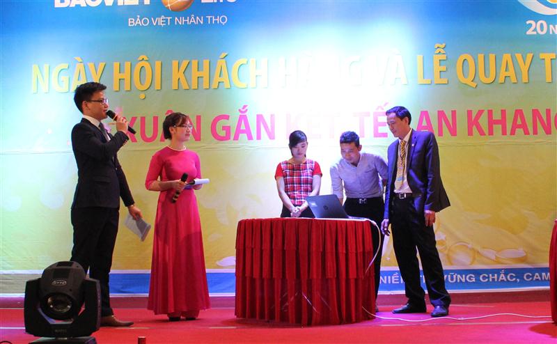 Quay thưởng nhận quà chương trình