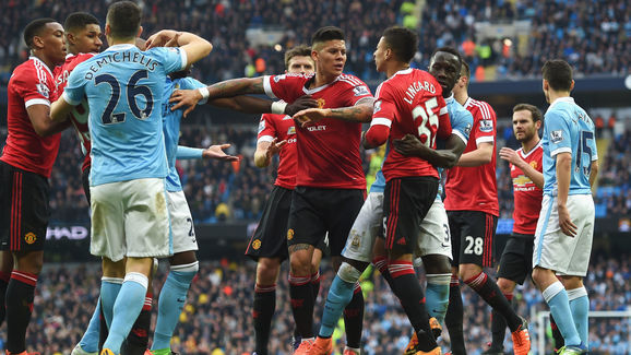 Trận derby thành Manchester diễn ra căng thẳng và kịch tính