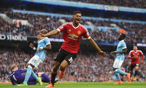 Niềm vui của Marcus Rashford khi ghi bàn giúp M.U vươn lên dẫn trước.