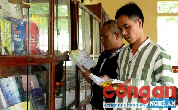 Phạm nhân đọc sách tại Thư viện của Trại giam số 6
