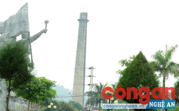 Cột khói Nhà máy điện Vinh nhìn từ tượng đài Công nhân Xô Viết Trường Thi - Bến Thủy