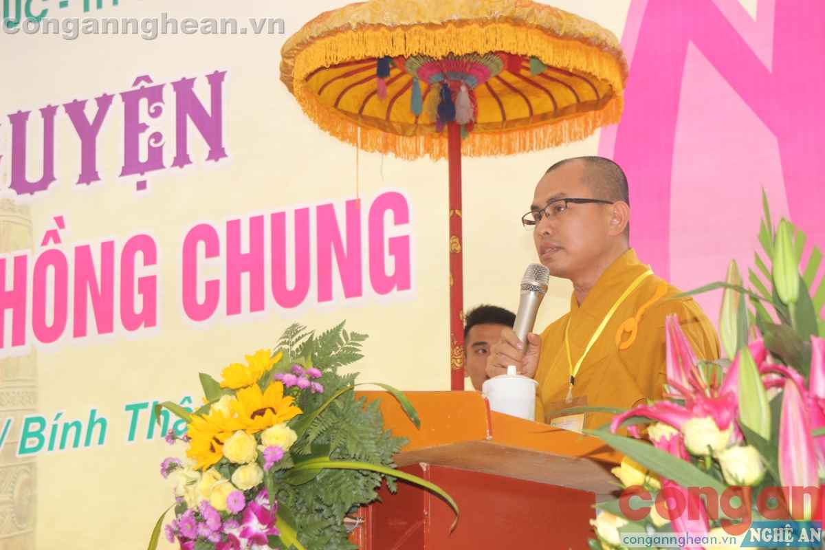 Đại đức Thích Định Tuệ - trụ trì chùa Đức Hậu giảng về lịch sử của chùa.