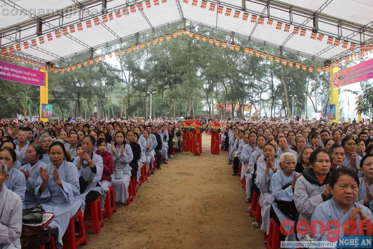 Rất đông phật tử từ khắp nơi về dự lễ