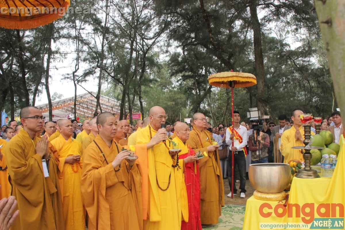 Các đại sư làm lễ trước khi rót đồng