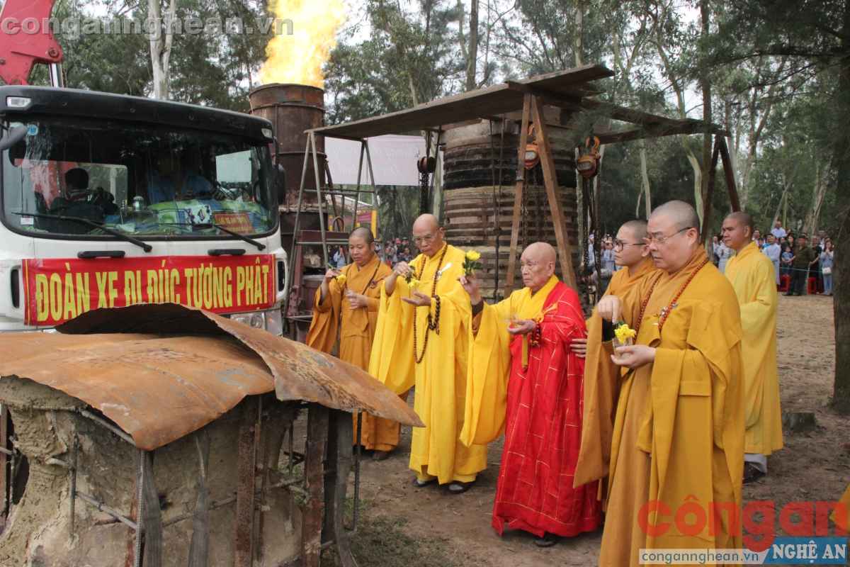 Các đại đức làm lễ trước khuôn trống đồng