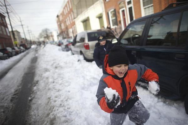 Justin Perez, 8 tuổi, chơi tròm ném tuyết với các bạn ở vùng Kensington, Philadelphia, 25/01/2016.