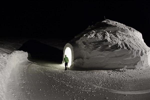 Một công nhân đi ngang qua căn lều tuyết cổ điển của người Eskimo với đường kính lên tới 13 mét, trần cao 11 mét tại khu “làng Igloo” ở trước ngọn núi Matterhorn nổi tiếng, vùng Zermatt, Thuỵ Sĩ, 29/01/2016.