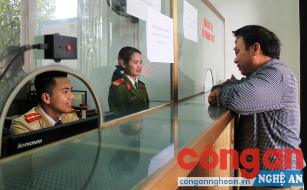 Cán bộ tại “Bộ phận một cửa” Công an TX Cửa Lò hướng dẫn người dân hoàn tất thủ tục hành chính