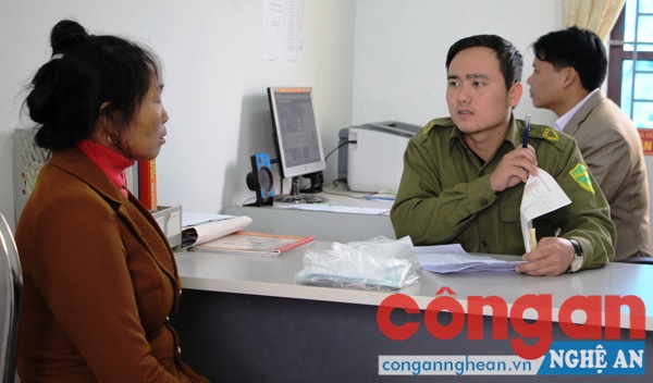 Công an xã Sơn Thành hướng dẫn thủ tục đăng ký hộ khẩu cho người dân