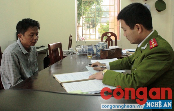 Công an huyện Hưng Nguyên lấy lời khai của đối tượng cướp giật tài sản