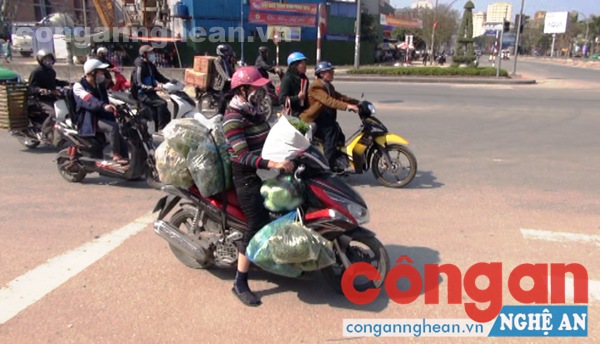 Phương tiện dừng, đỗ sai quy định - hình ảnh thường thấy tại các ngã tư giao lộ ở TP Vinh