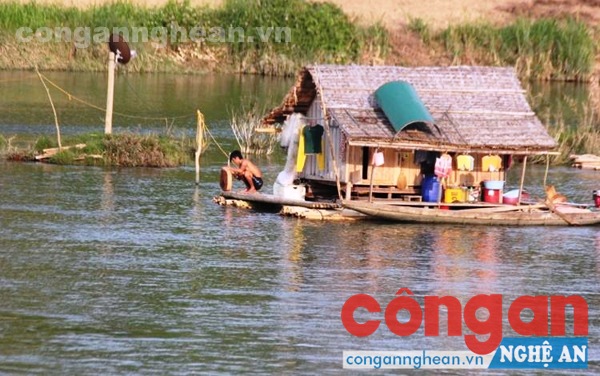 Người dân vạn chài vất vả mưu sinh trên sông Lam