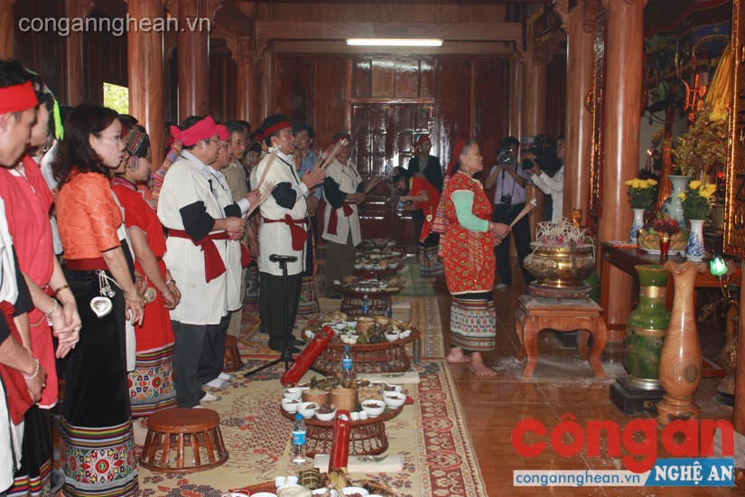 Nghi lễ tại điện thờ chính của đền Chín Gian