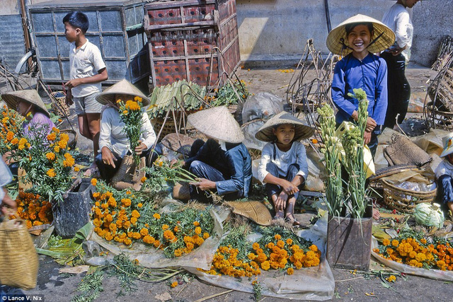 Hoa tết được bày bán tại chợ Mỹ Tho năm 1969.