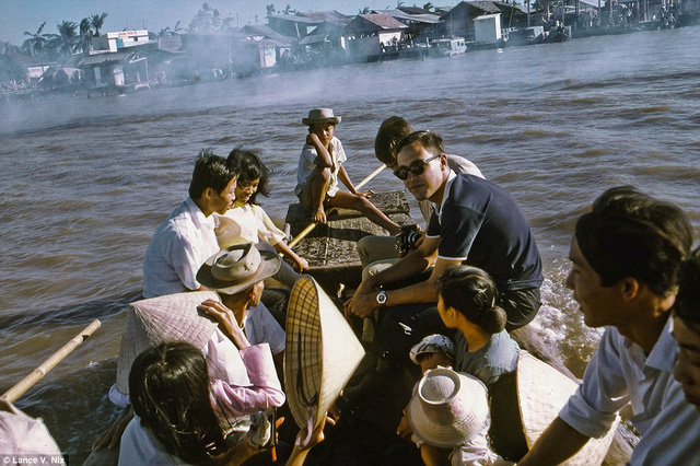 Một con đò qua sông ở tỉnh Kiên Hòa.