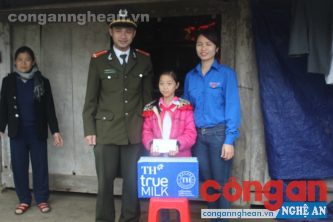 Đây là một trong chuỗi những hoạt động nhằm thể hiện tinh thần xung kích của tuổi trẻ 2 đơn vị.