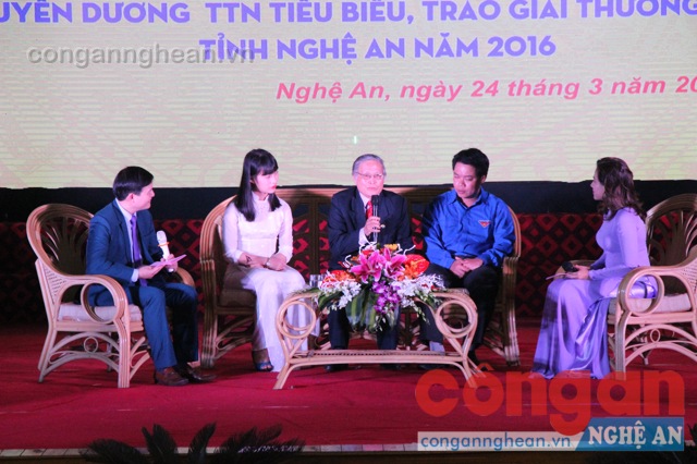 Giao lưu đại biểu thanh niên tiên tiến, cán bộ đoàn qua các thời kỳ.