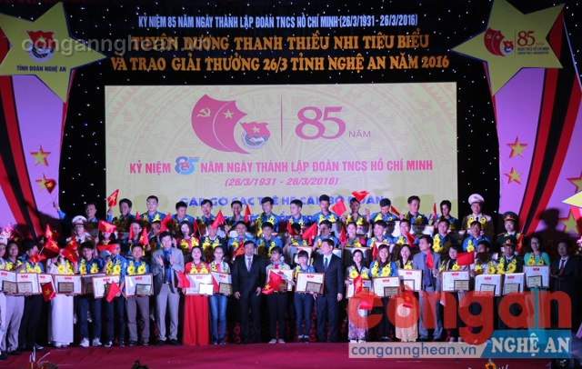 Tặng bằng khen cho 33 ĐVTN và 20 cán bộ đoàn đại diện cho những tấm gương tiêu biểu xung kích đi đầu trên mọi mặt trận.