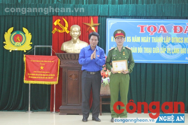 Đồng chí Cao Anh Đức, Bí thư huyện đoàn Hưng Nguyên trao tặng kỷ niệm chương