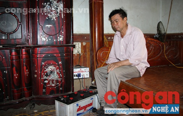 Không có điện, gia đình ông Vê phải mua bình ắc quy sử dụng tạm thời