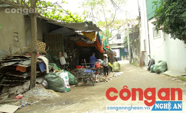 Một điểm thu mua phế liệu nằm trong khu dân cư ở phường Vinh Tân, TP Vinh