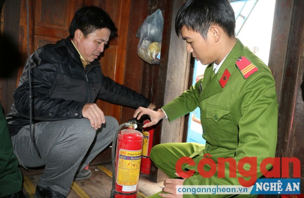 Kiểm tra, hướng dẫn ngư dân về việc đảm bảo các điều kiện an toàn PCCC trên tàu thuyền
