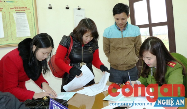 Cán bộ Công an TP Hà Tĩnh làm thủ tục cấp hộ khẩu cho người dân