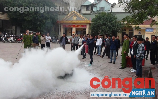 Các học viên thực hành cách sử dụng bình khí CO2
