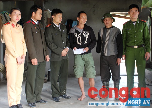 Trao quà cho hộ khó khăn tại bản Vều 3, xã Phúc Sơn
