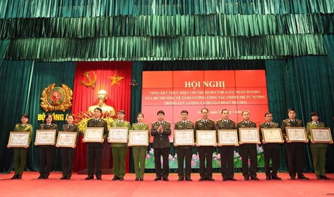 Thứ trưởng Bùi Văn Nam trao Bằng khen tặng các tập thể xuất sắc.