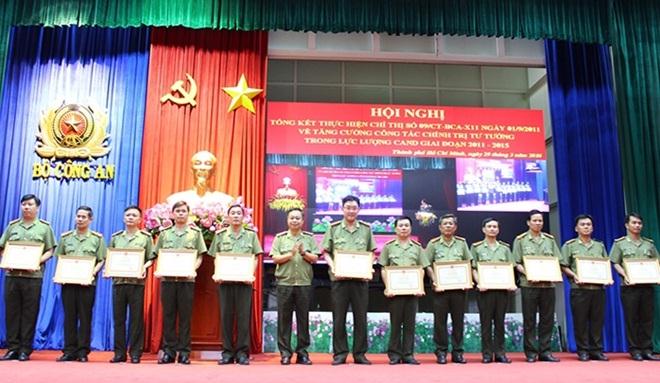 Thứ trưởng Phạm Dũng trao Bằng khen tặng các tập thể xuất sắc