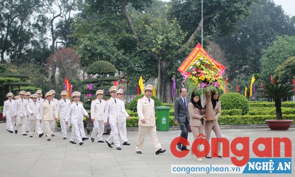Lãnh đạo, cán bộ chiến sỹ phòng Cảnh sát Quản lý hành chính về trật tự xã hội dâng hoa tại Khu di tích Kim Liên