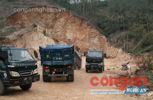 Nhiều xe tải đang chờ “ăn” đất