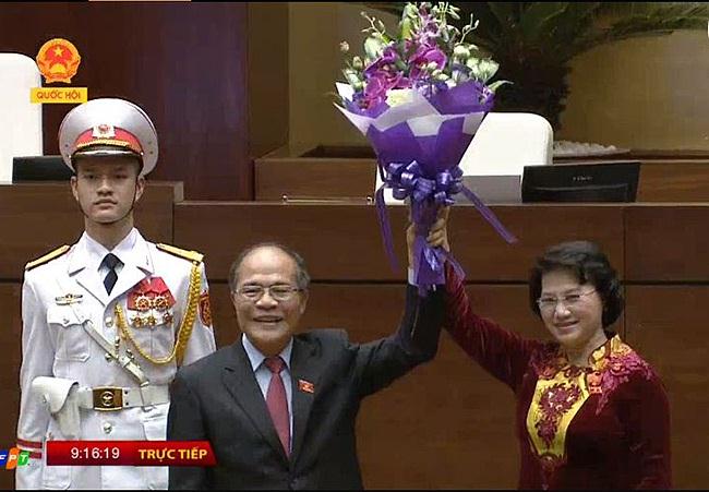 Đồng chí Nguyễn Thị Kim Ngân và đồng chí Nguyễn Sinh Hùng.