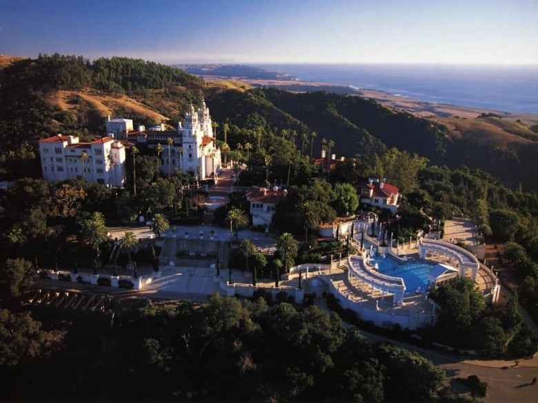 Lâu đài Hearst Mansion, trên đồi Beverly Hills, Hoa Kỳ - Giá: 165 triệu đô la Mỹ