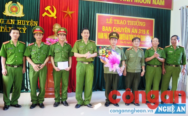 Đồng chí Đại tá Nguyễn Mạnh Hùng, Phó Giám đốc Công an tỉnh khen thưởng Công an huyện Tân Kỳ về việc phá thành công chuyên án trộm két sắt
