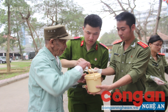 Những suất cháo nóng hổi được ĐVTN ân cần trao cho bệnh nhân